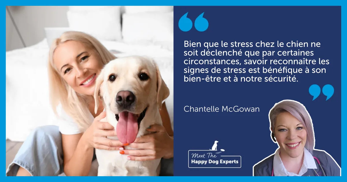  Une femme serrant dans ses bras son labrador, assis entre ses jambes, la langue pendante. 